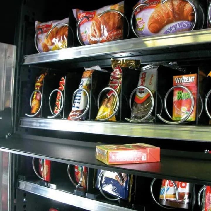 Sanden Vendo G-Snack Design: Produktlift-Ablage mit Produkt