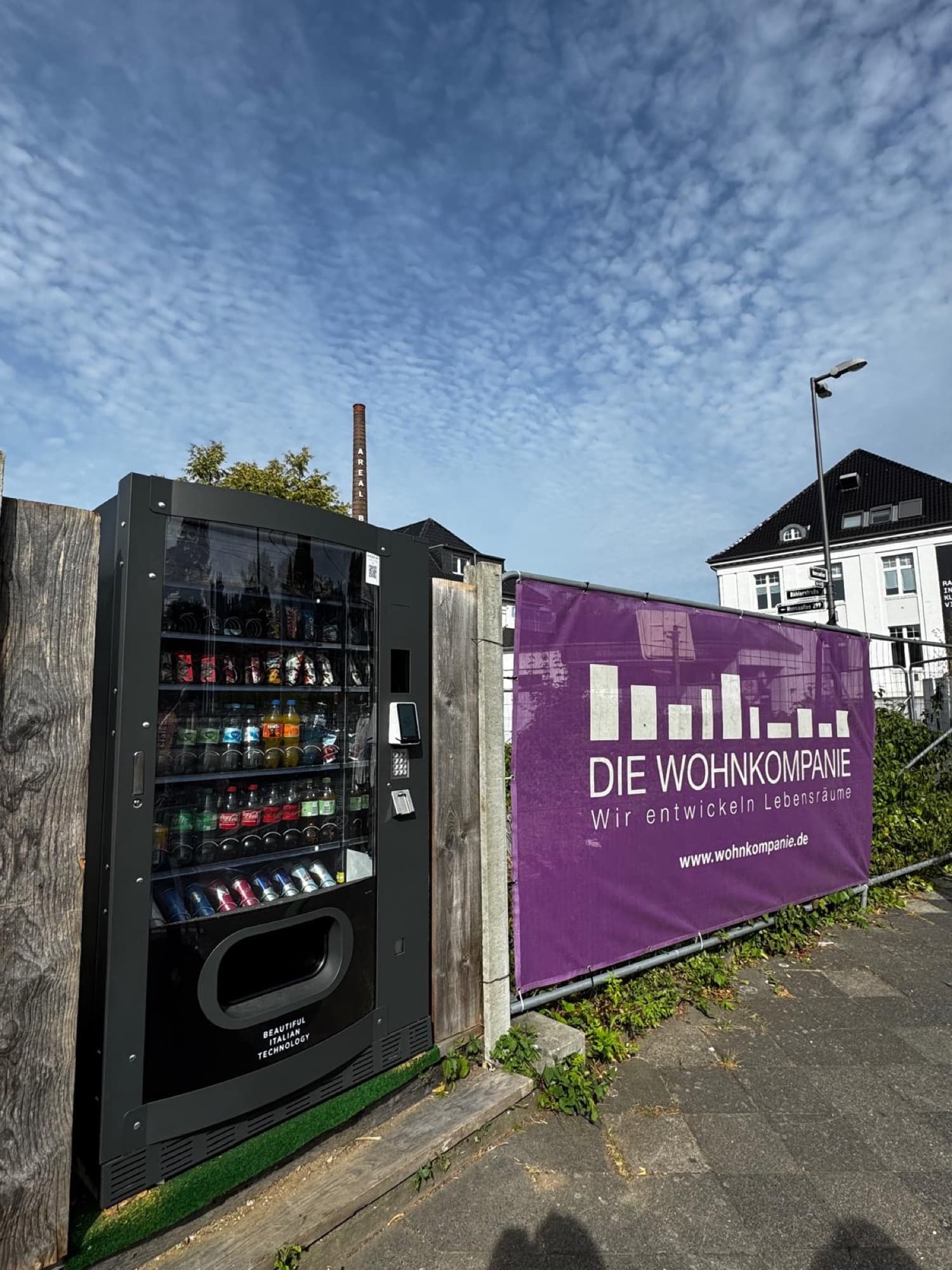 vendvibe Outdoor-Automat an einer Wohnanlage der Wohnkompanie
