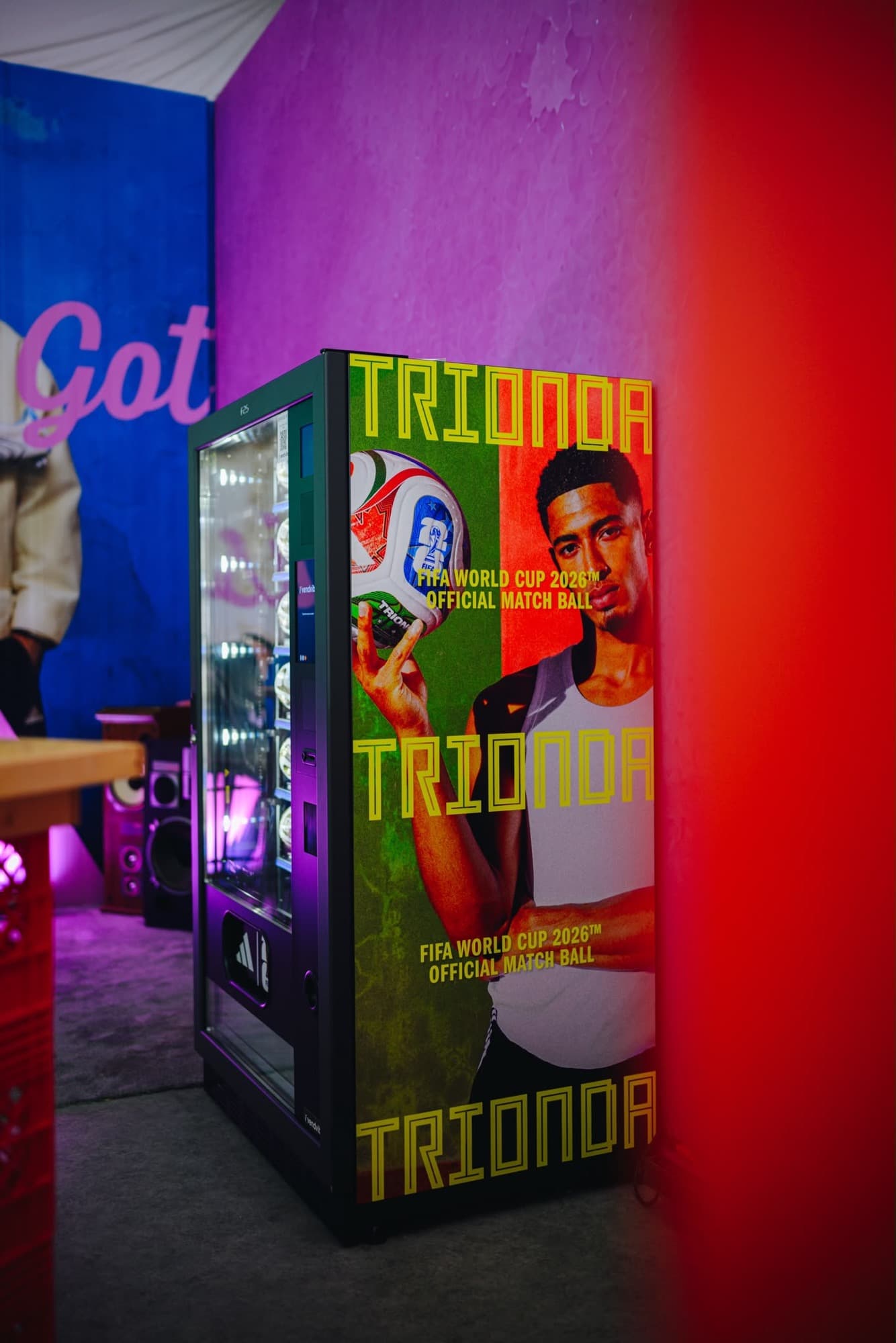 FIFA WM-Finale 2026: Vendvibe-Ballautomat für adidas in der VIP-Lounge