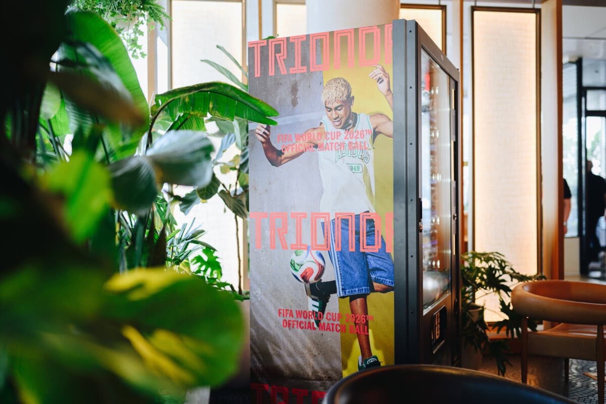 TRIONDA-Ballautomat von Vendvibe für adidas im Teamhotel zur WM 2026