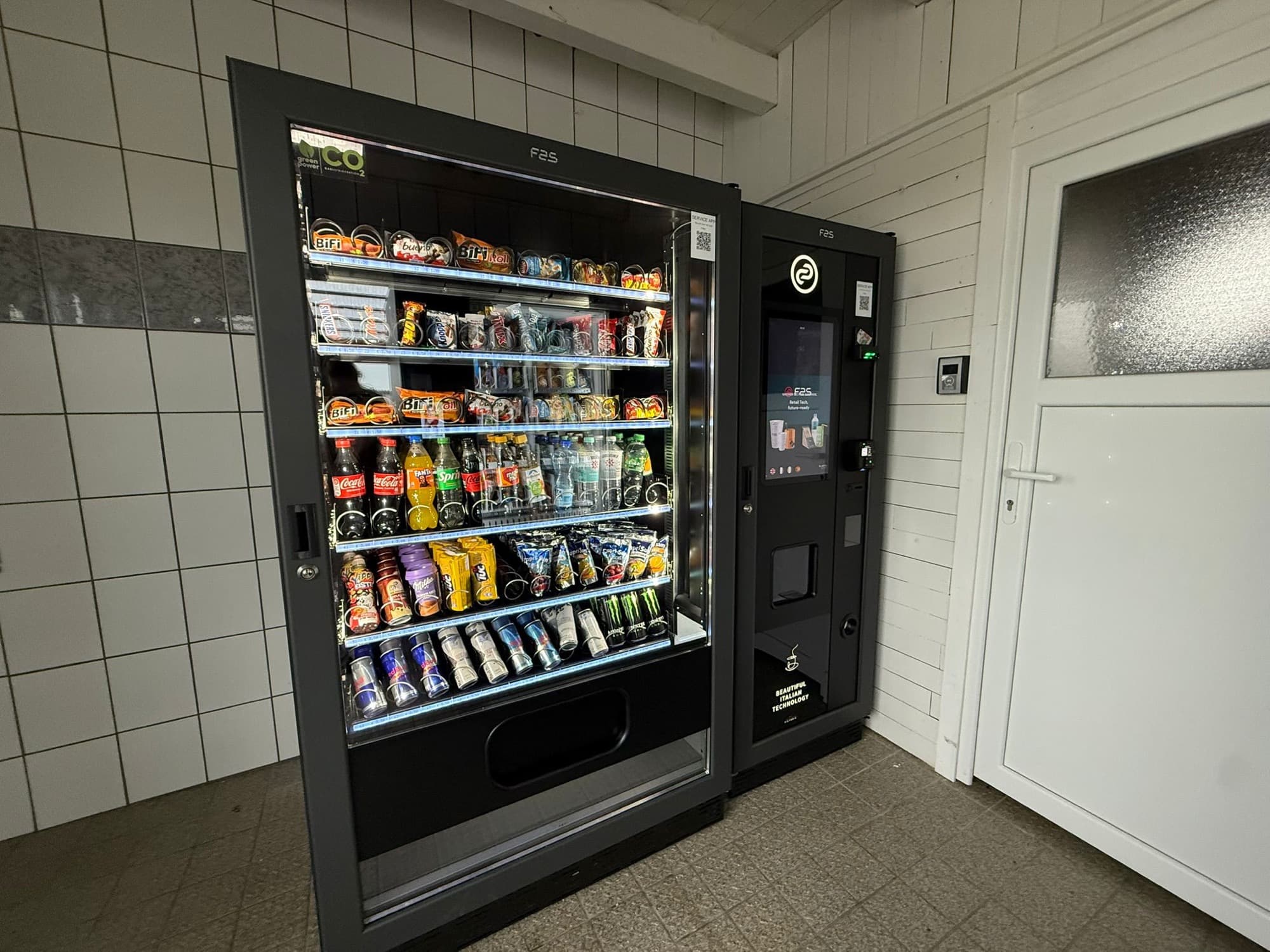 24/7-Automatenkiosk am Parkplatz an der See in Krummhörn