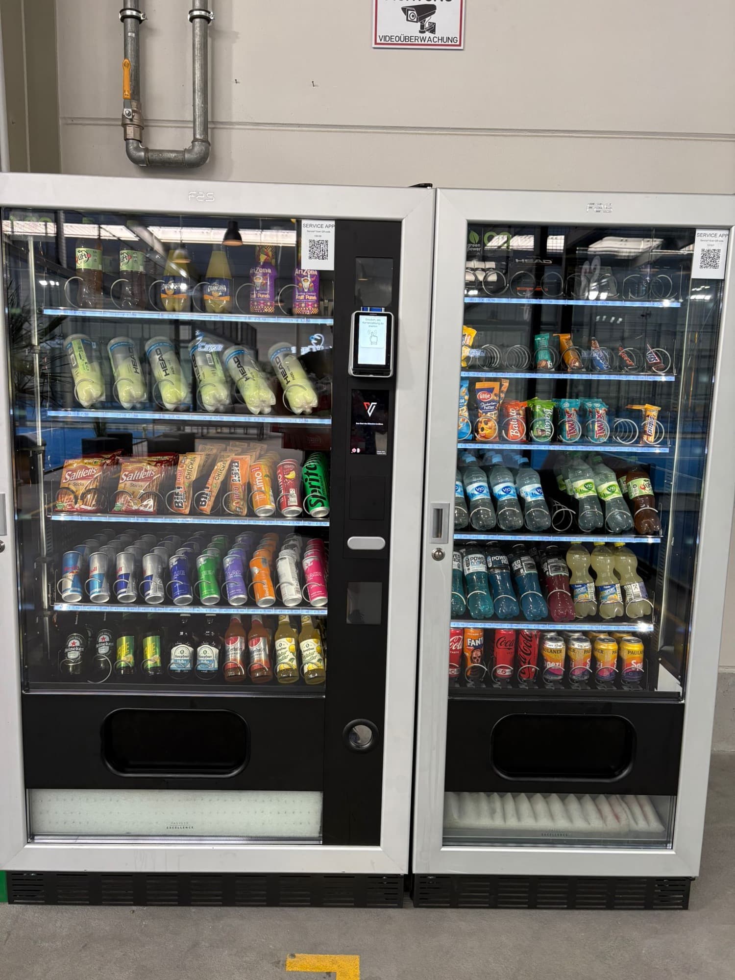 Getränke-, Snack- und Zubehörautomaten in einer Padelhalle in Weingarten