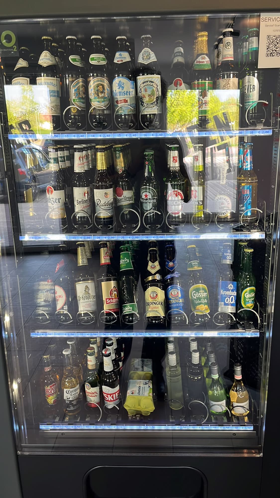 Automat mit Bier, Wein und Eiern im Nahversorgungsstore in Panketal bei Berlin