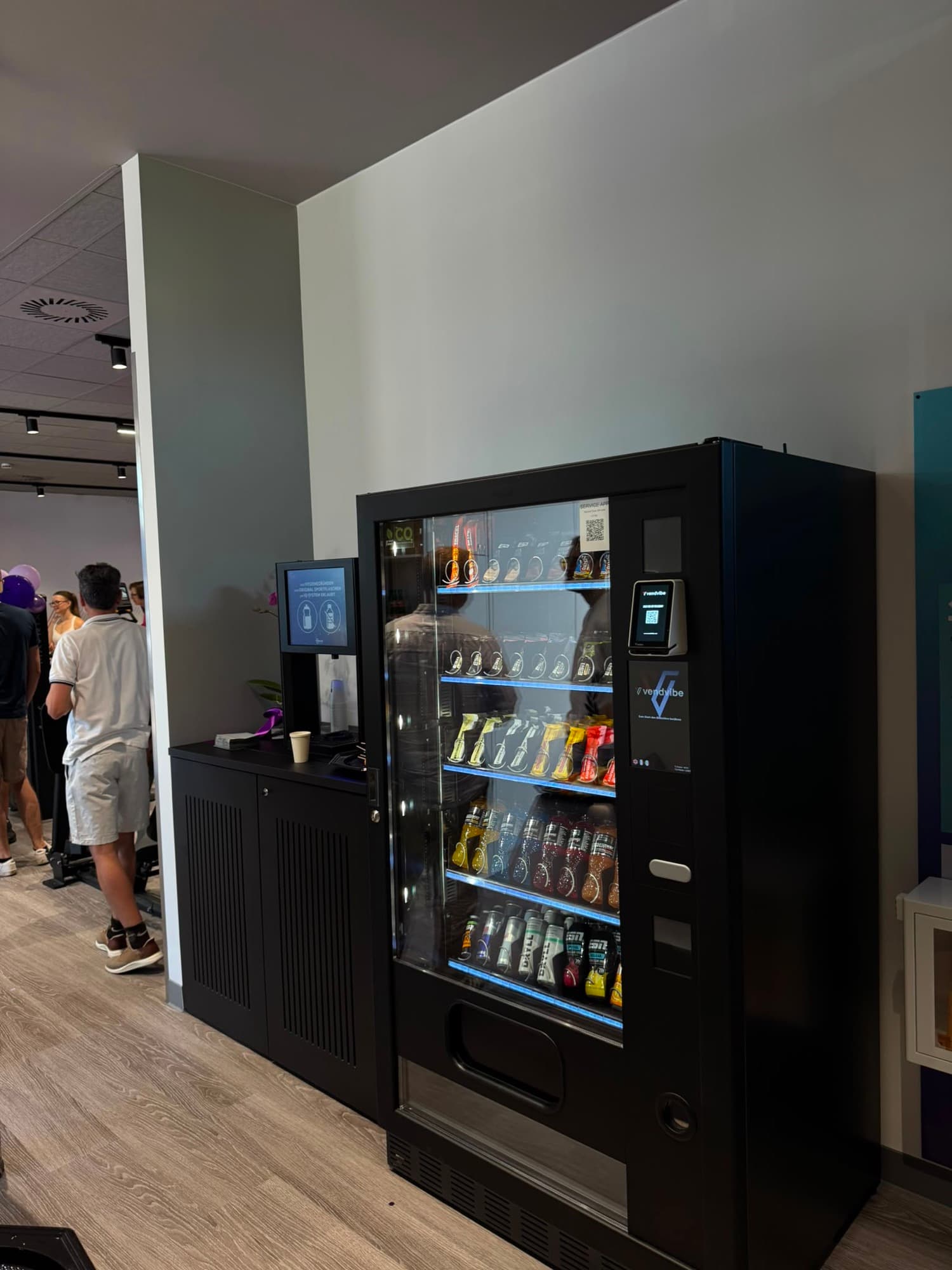 Vendvibe-Verkaufsautomat auf der Studiofläche des Anytime Fitness Borken