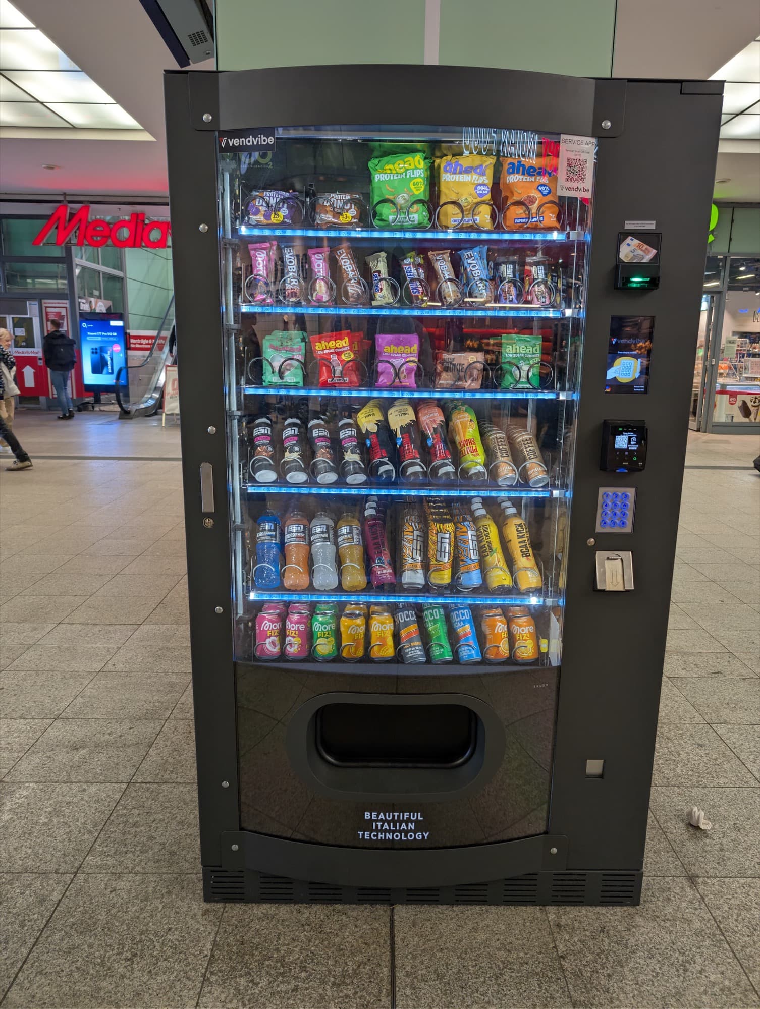 Snack- und Getränkeautomat im Bahnhof Hamburg-Altona – Eindruck vor Ort