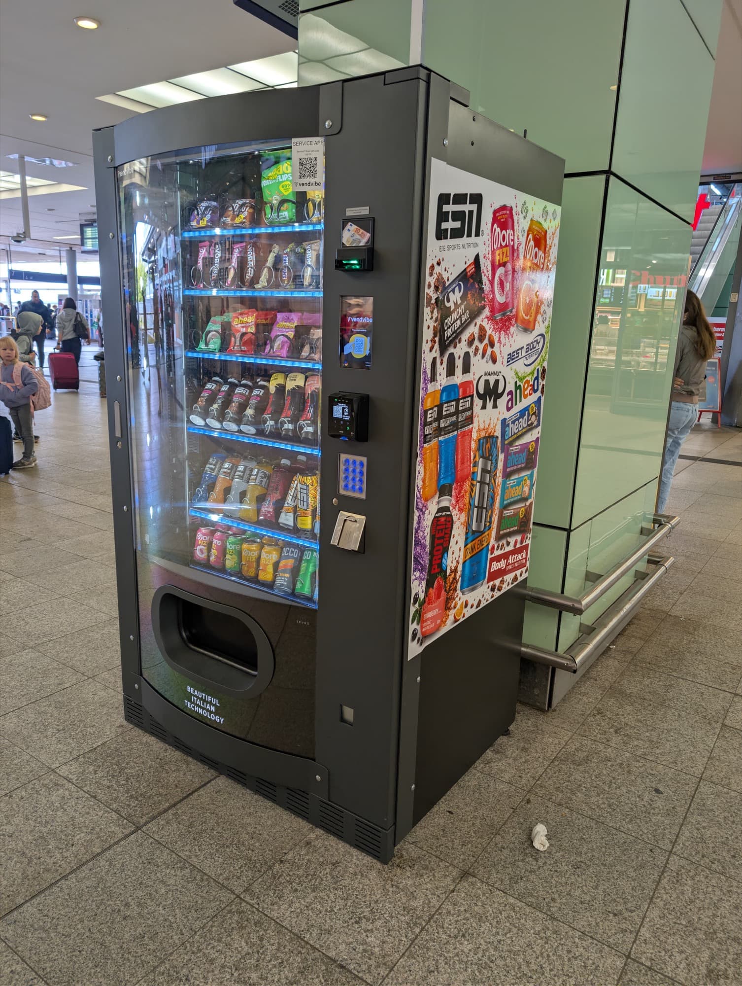 Seitenfolierung des FAS Skudo im Bahnhof Hamburg-Altona mit ESN, ahead und More Nutrition