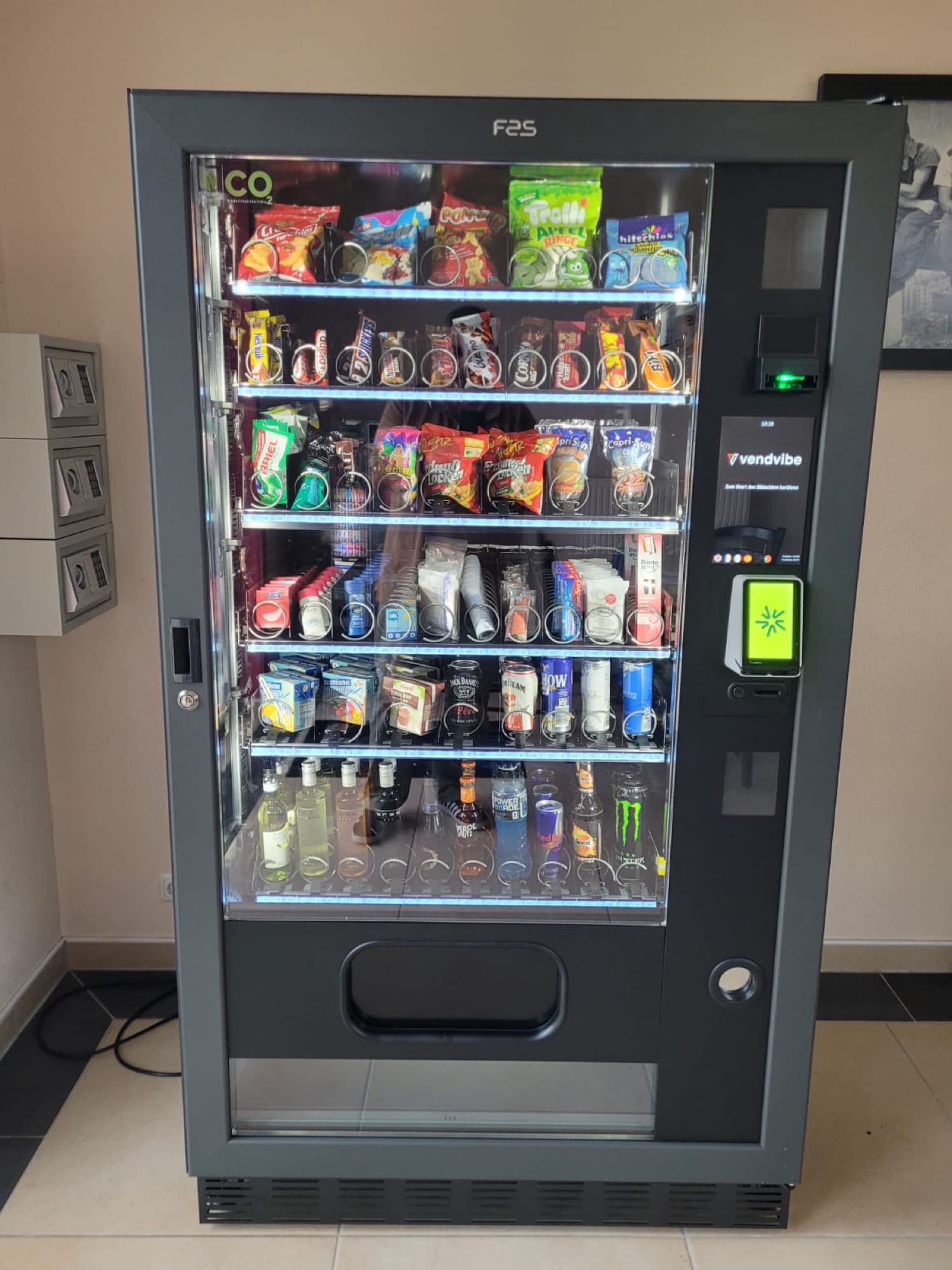 Snacks, Getränke und Campingbedarf aus dem Automaten auf einem Campingplatz in Oberndorf am Lech