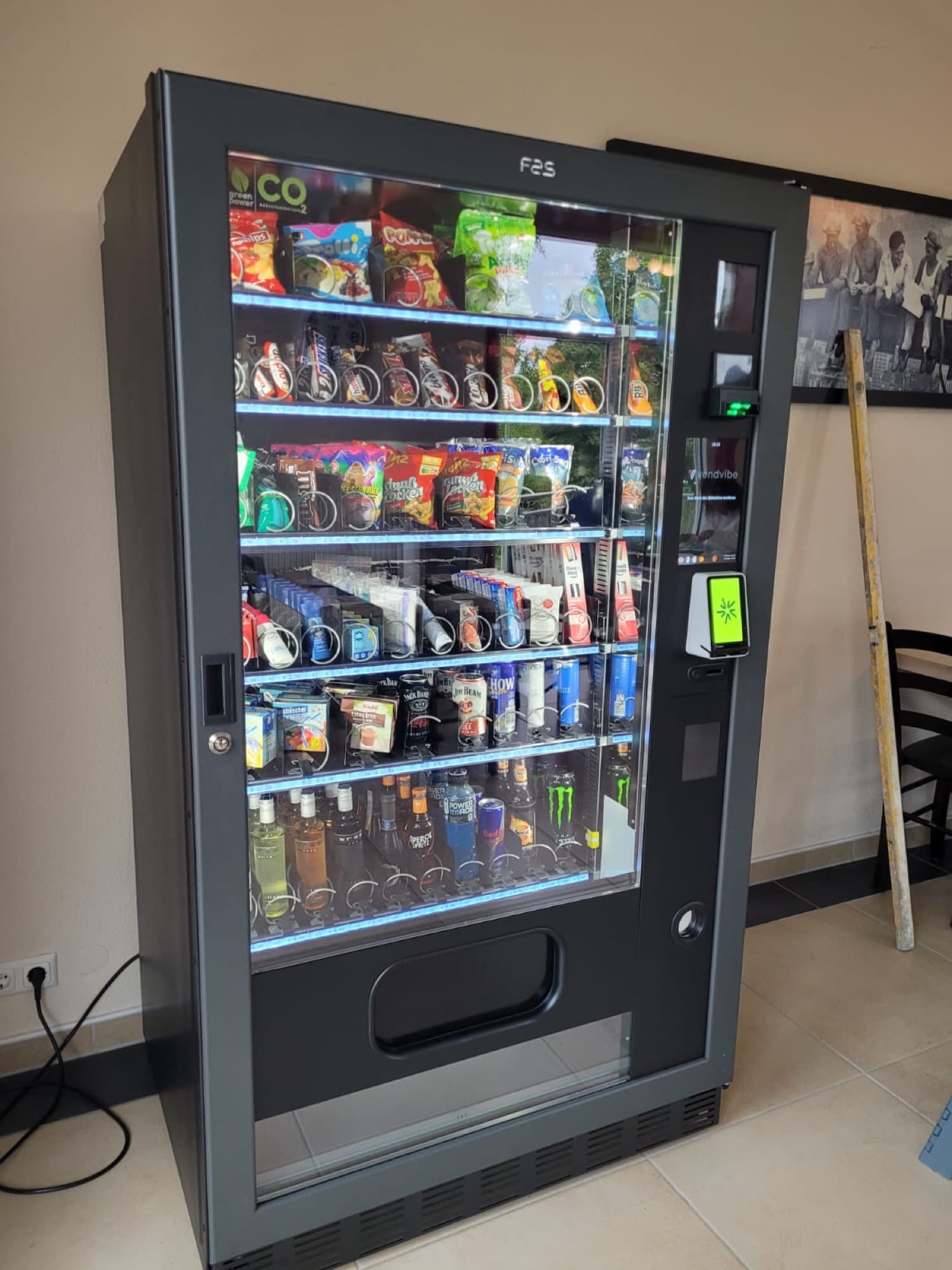 FAS-Automat von Vendvibe mit Snacks, Getränken und Campingbedarf, Schrägansicht