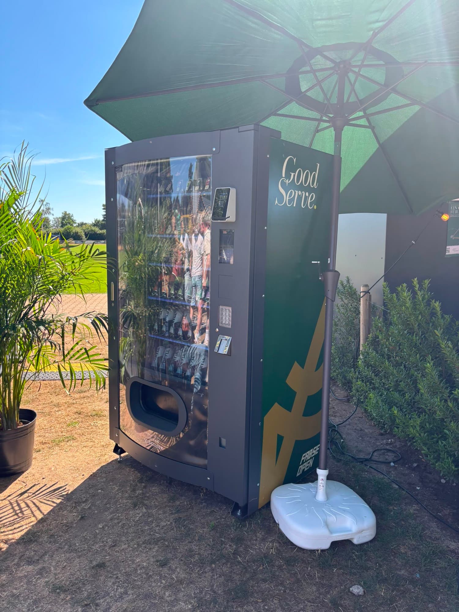 Eventautomat von Vendvibe unter dem Sonnenschirm bei den Fabse Open in Bocholt