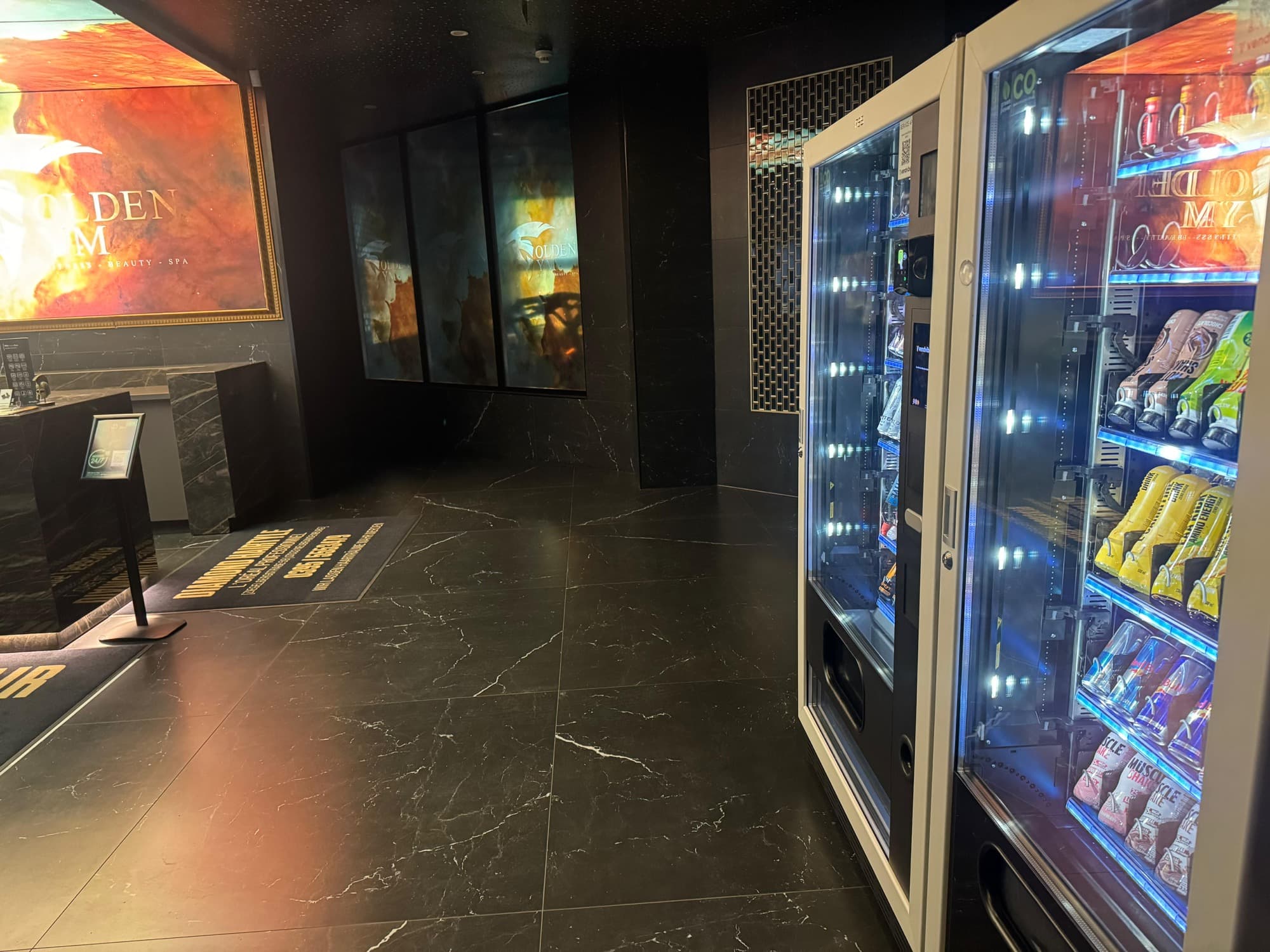 Vendvibe-Automaten im Eingangsbereich des Golden Gym Neubrandenburg, Seitenansicht