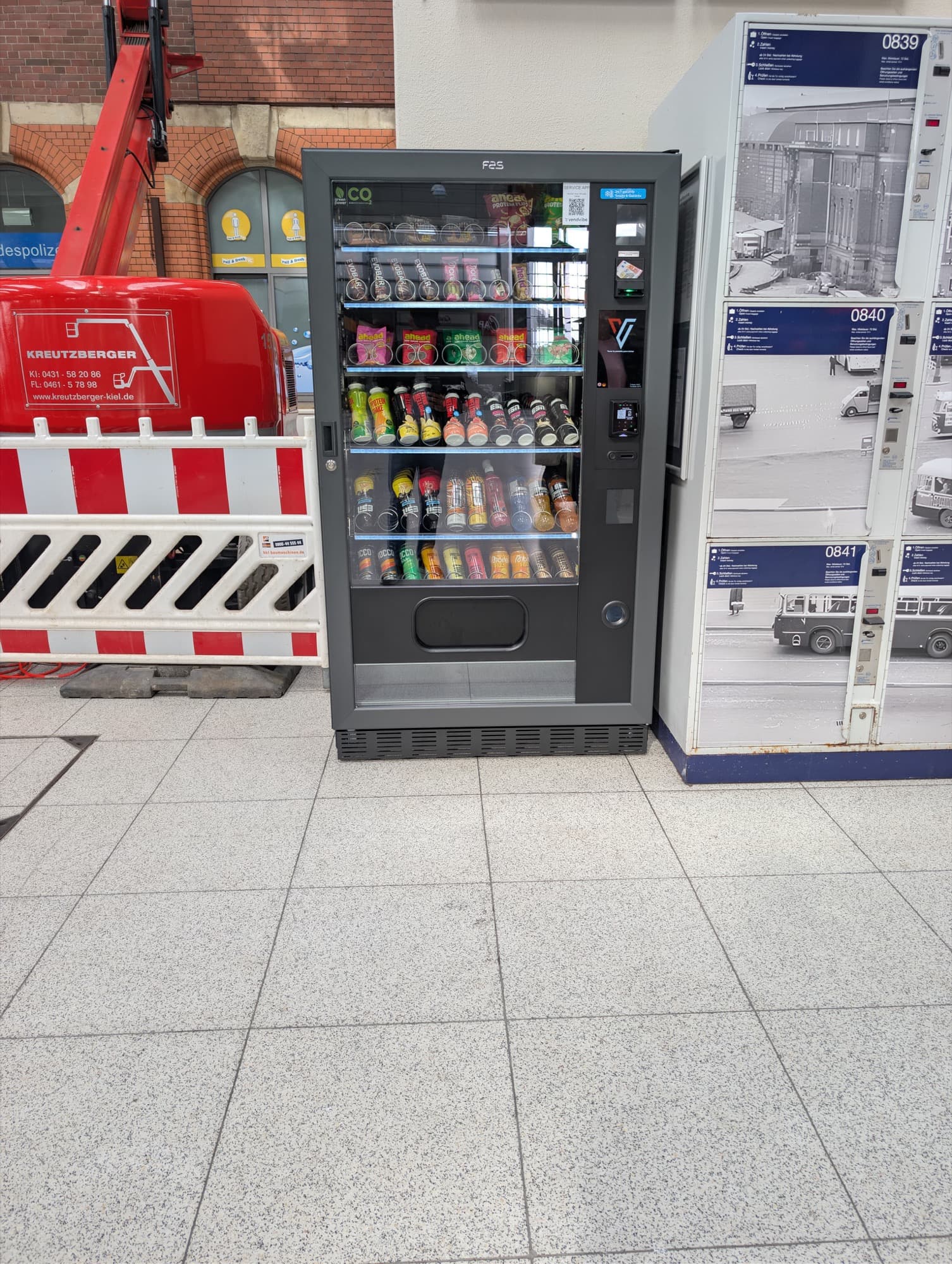 FAS 1050 Pro in der Bahnhofshalle des Kieler Hauptbahnhofs
