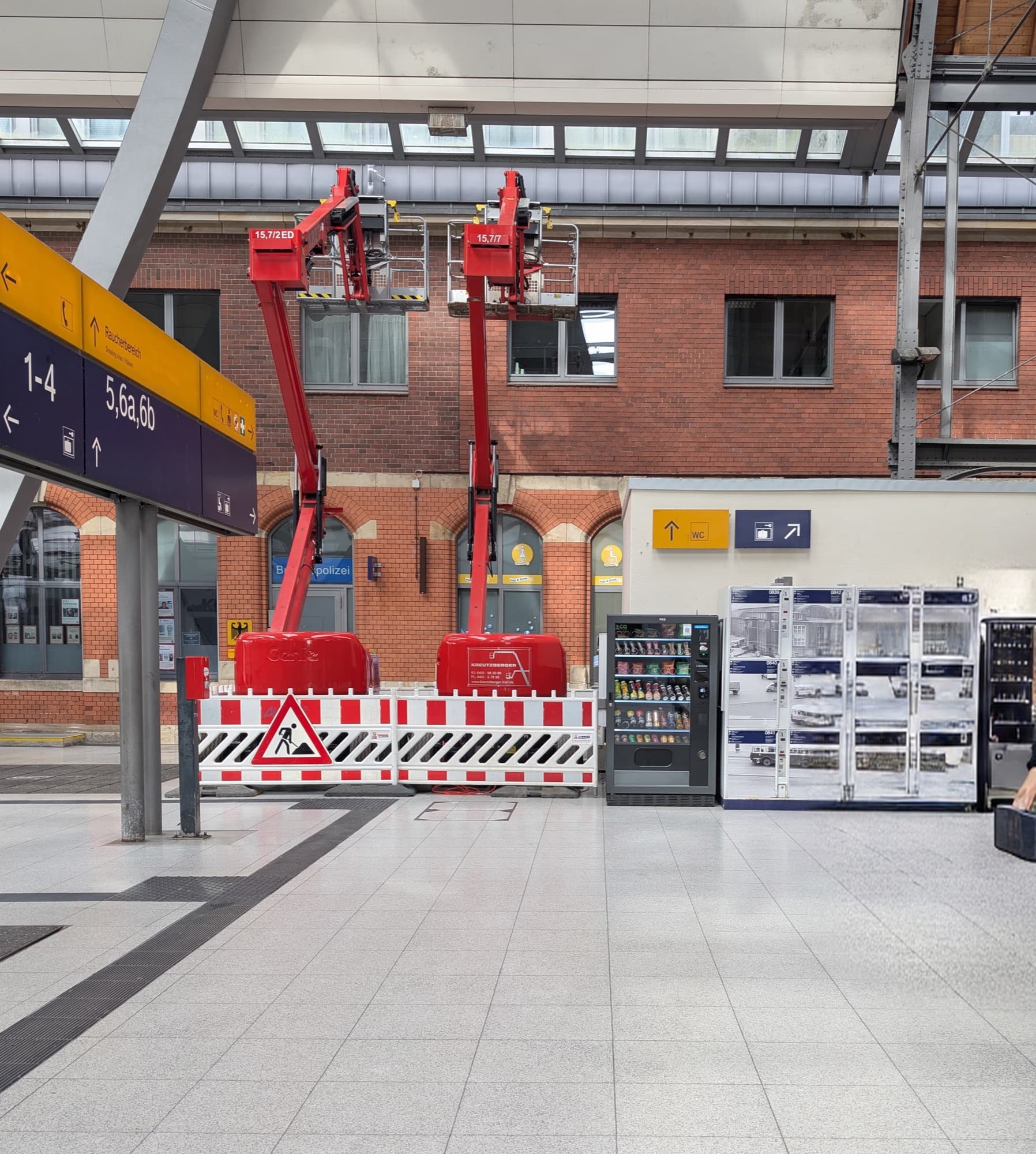Verkaufsautomat von Vendvibe in der Bahnhofshalle des Kieler Hauptbahnhofs