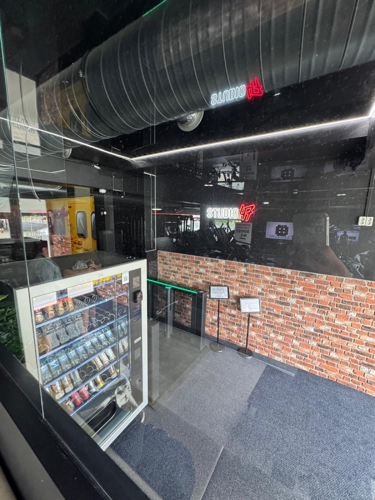 Sortiment mit Shakes, Riegeln und Getränken im Vendvibe-Automaten bei Studio47 Berlin-Buckow