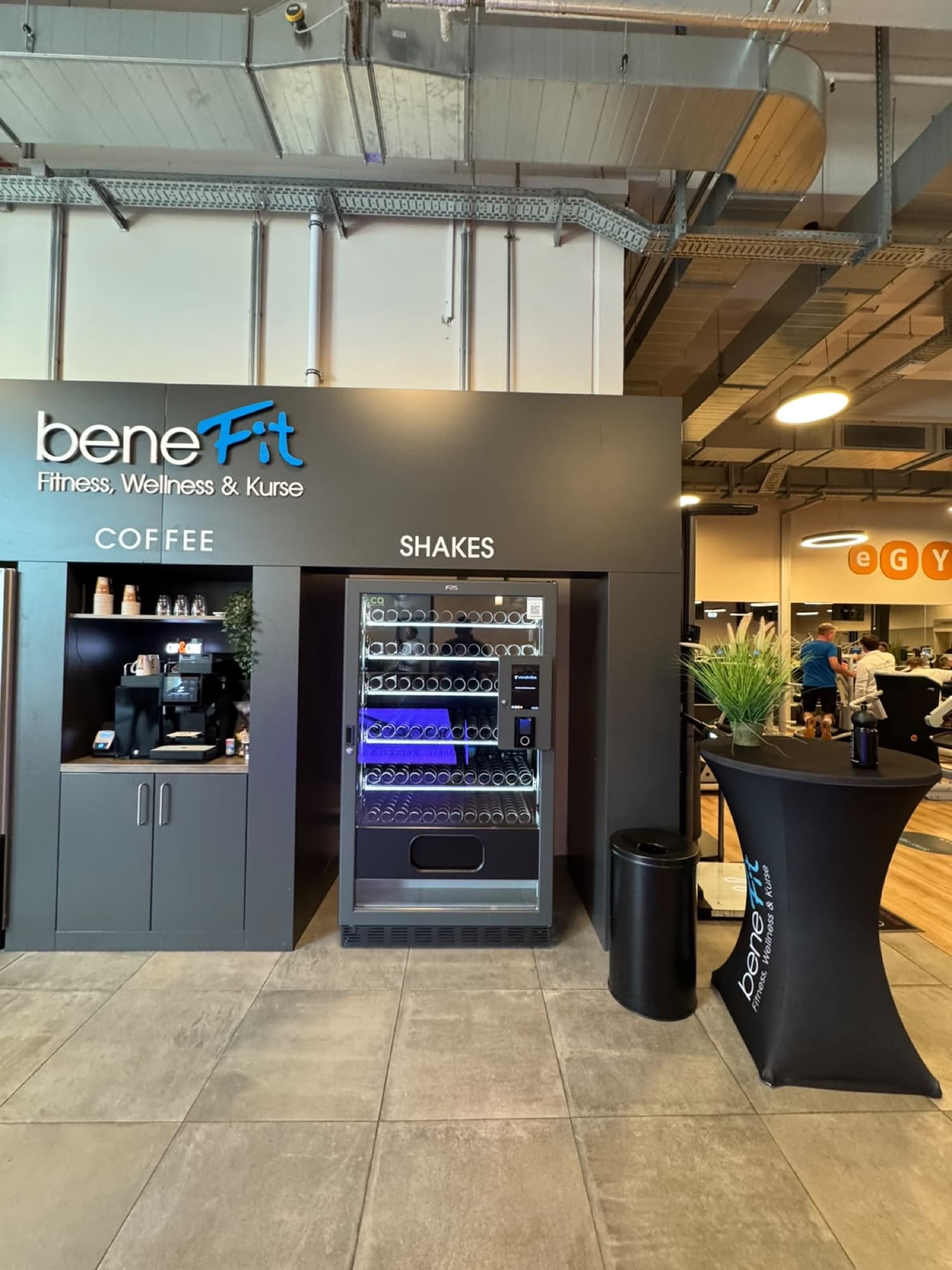 Coffee- und Shake-Bereich mit Vendvibe-Automat bei beneFit Fitness Osnabrück