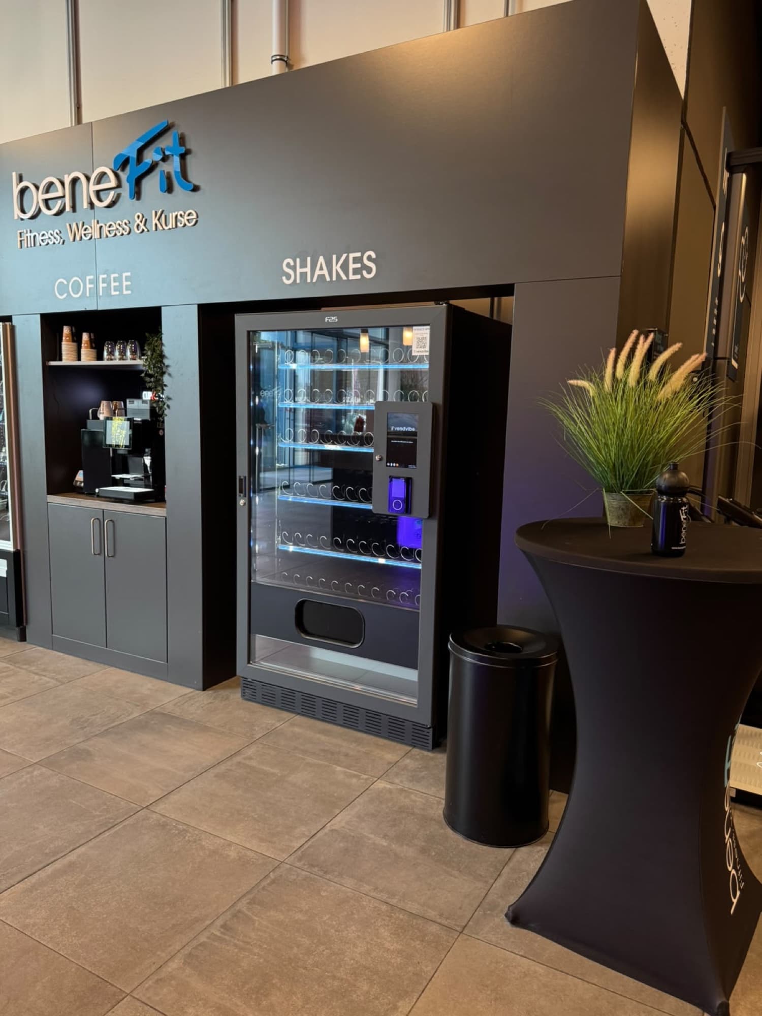 Shake-Automat in der Studio-Wand bei beneFit Fitness, Wellness & Kurse in Osnabrück – Eindruck vor Ort