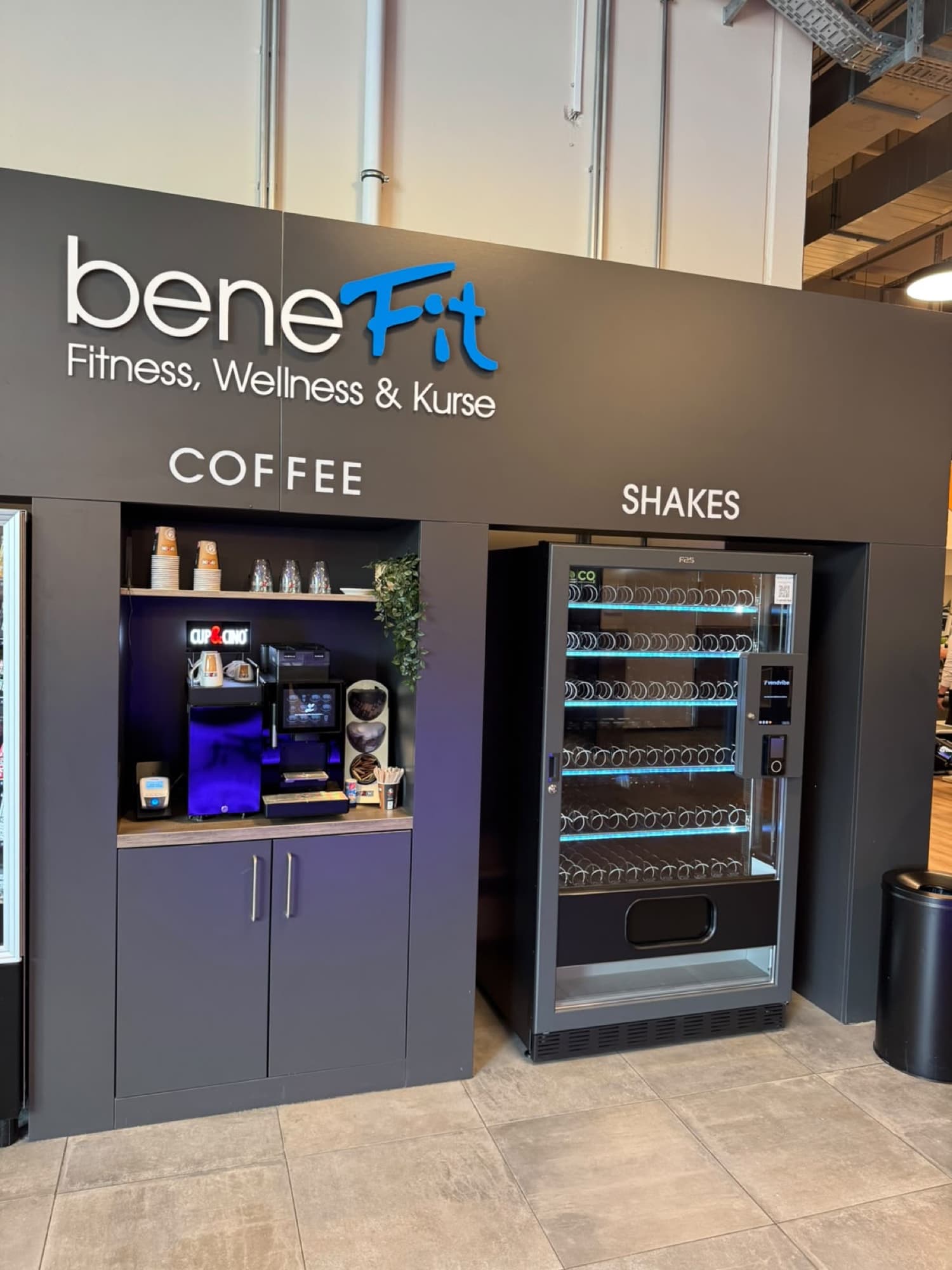 Shake-Automat in der Studio-Wand bei beneFit Fitness, Wellness & Kurse in Osnabrück