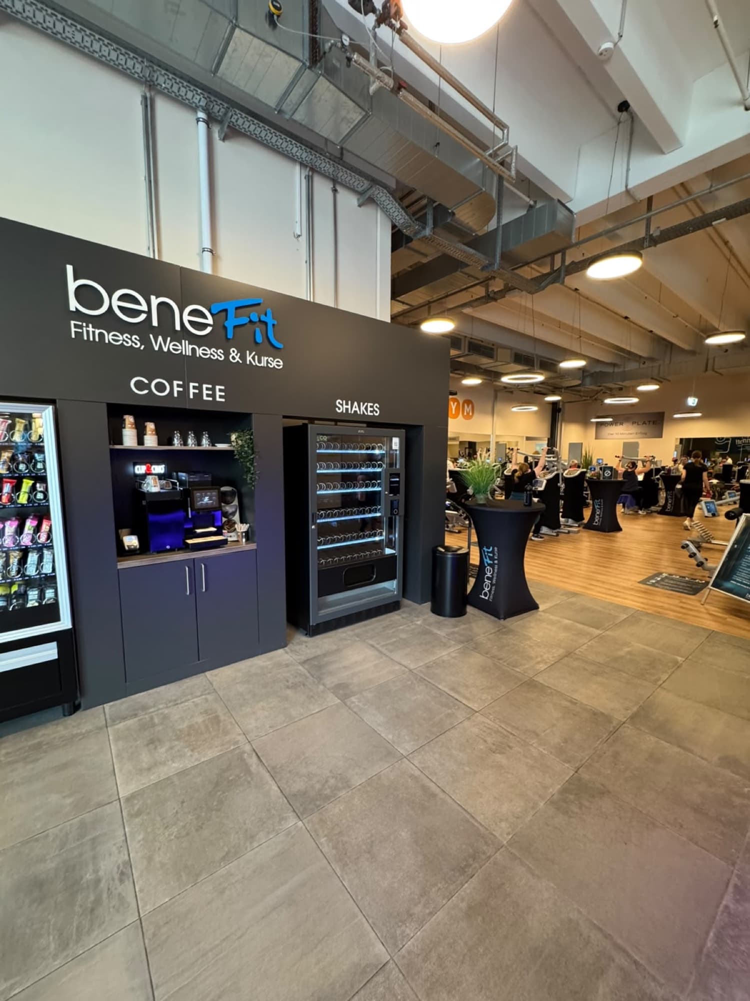Shake-Bar mit Vendvibe-Automat vor der Trainingsfläche bei beneFit Osnabrück