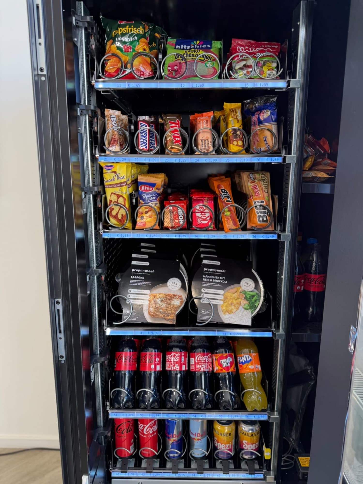 Geöffneter FAS 750 Excellence mit Snacks, kleinen Mahlzeiten und Getränken in Essen