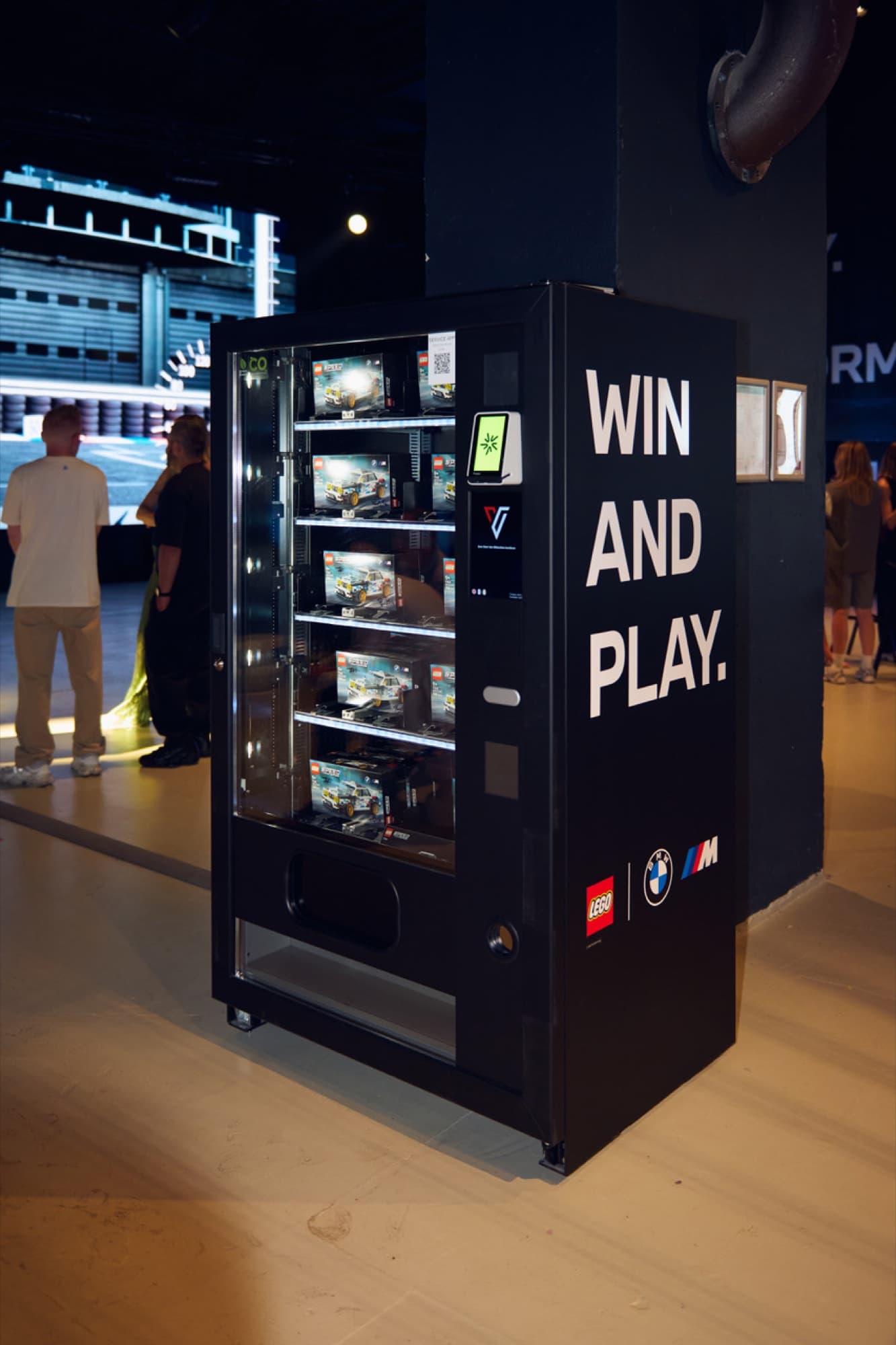 Win and Play: Gewinnspiel-Automat beim BMW M x LEGO Event in Berlin