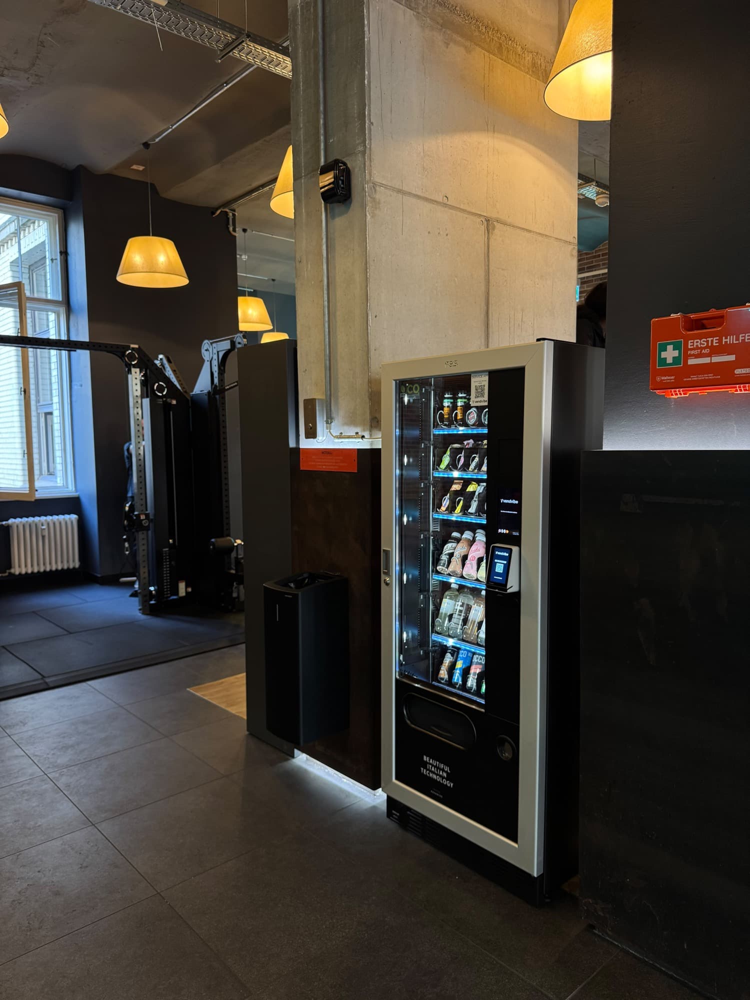 Shakes, Riegel und Drinks aus dem Automaten bei EVO Fitness am Berliner Alexanderplatz – Eindruck vor Ort