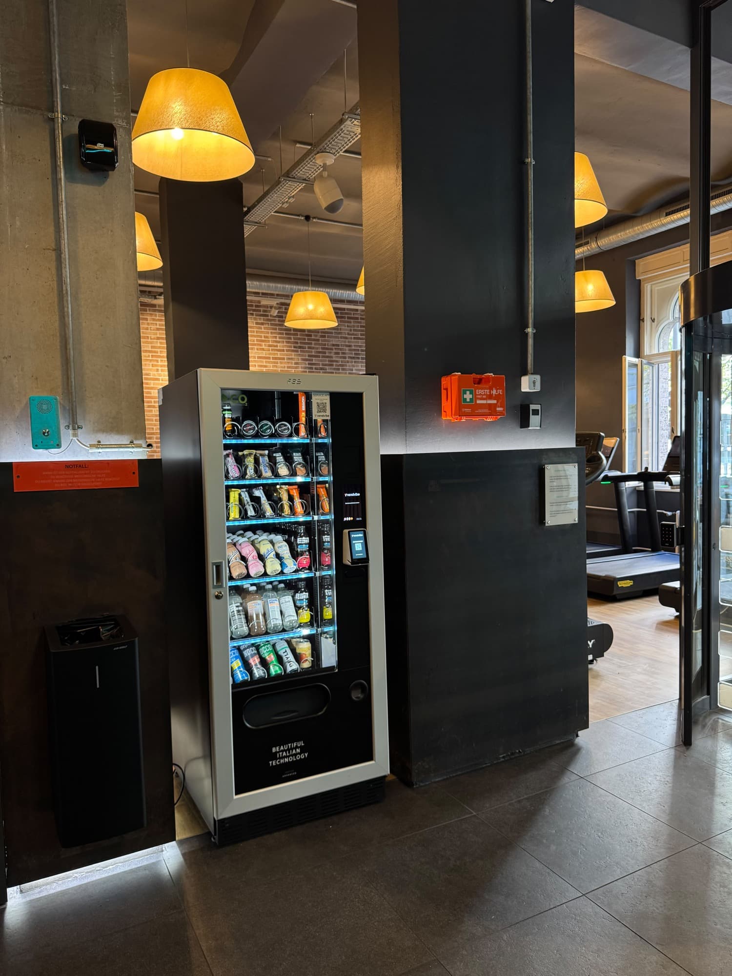 Shakes, Riegel und Drinks aus dem Automaten bei EVO Fitness am Berliner Alexanderplatz