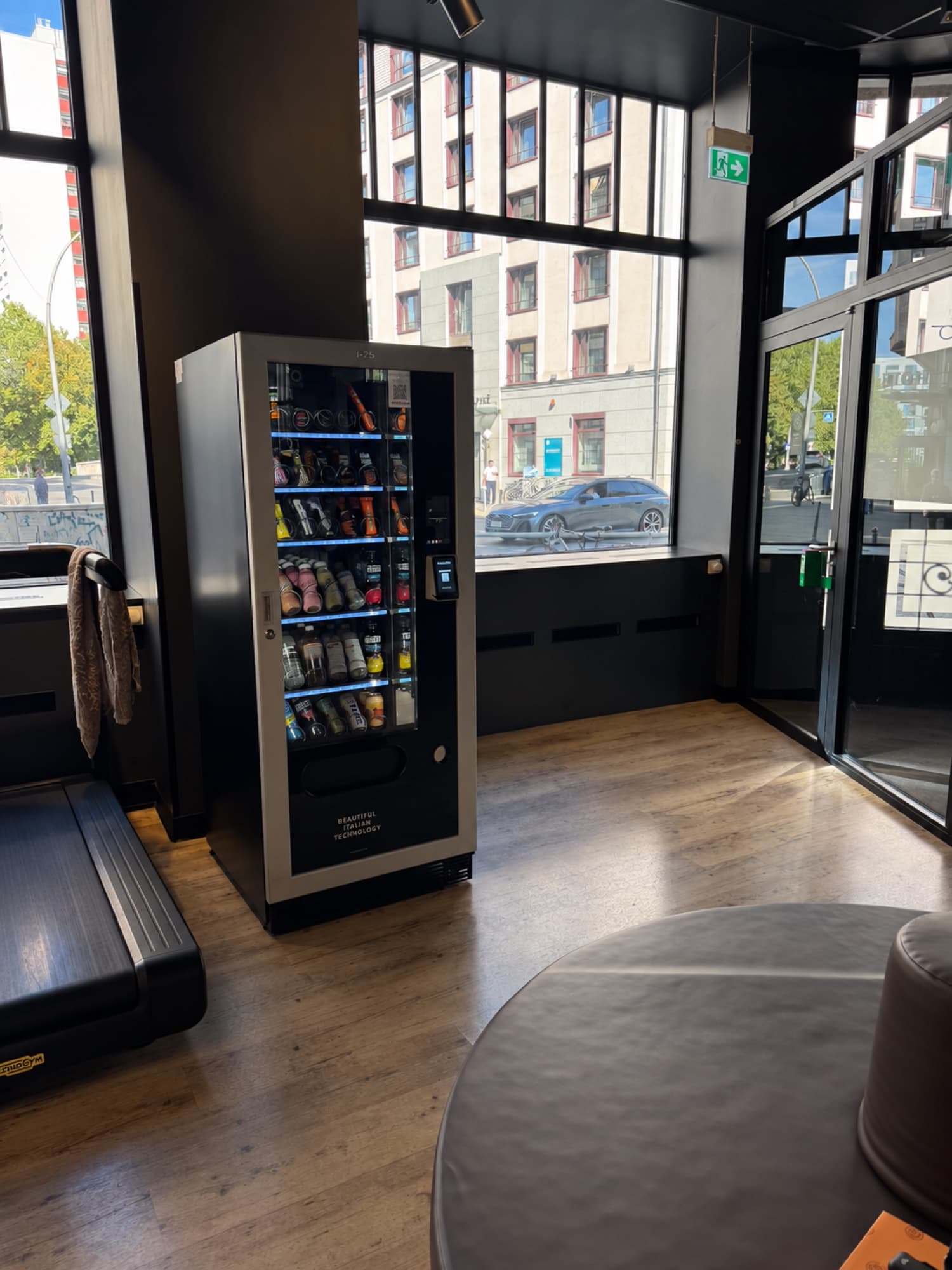 Shake- und Getränkeautomat an der Fensterfront bei EVO Fitness Berlin Spittelmarkt