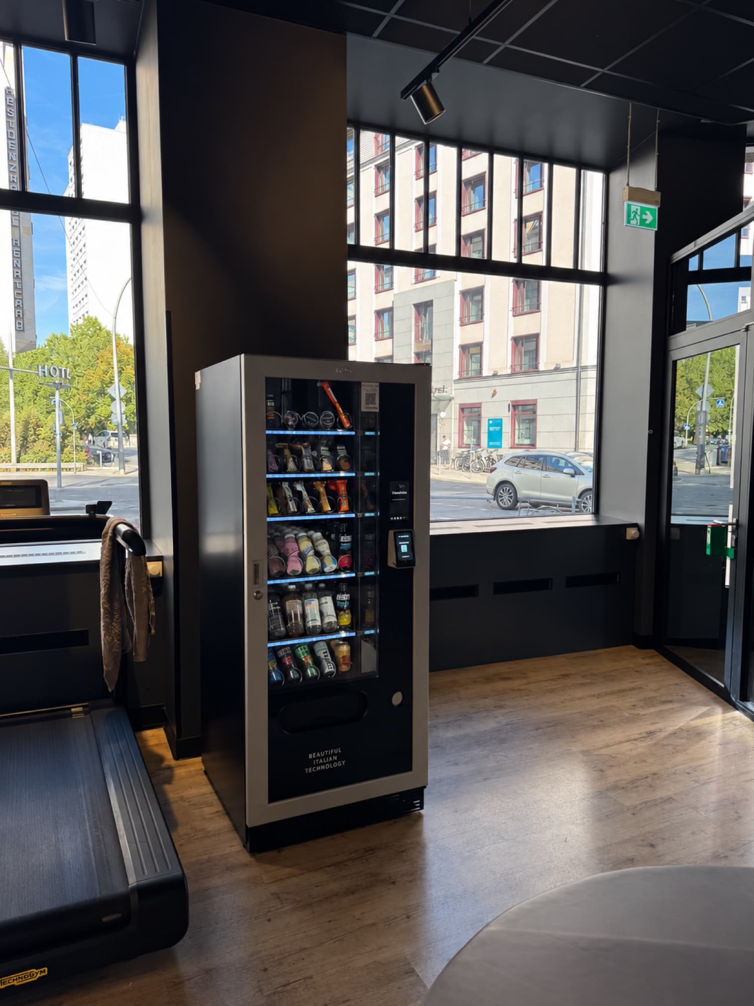 Vendvibe-Automat frontal bei EVO Fitness am Berliner Spittelmarkt