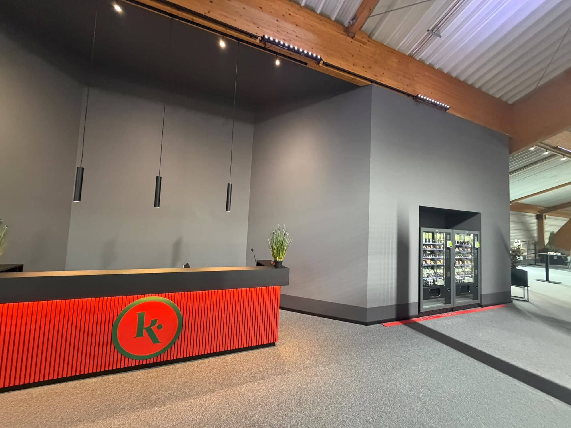 Empfang der Padelhalle in Unna mit den Vendvibe-Automaten in der Wandnische