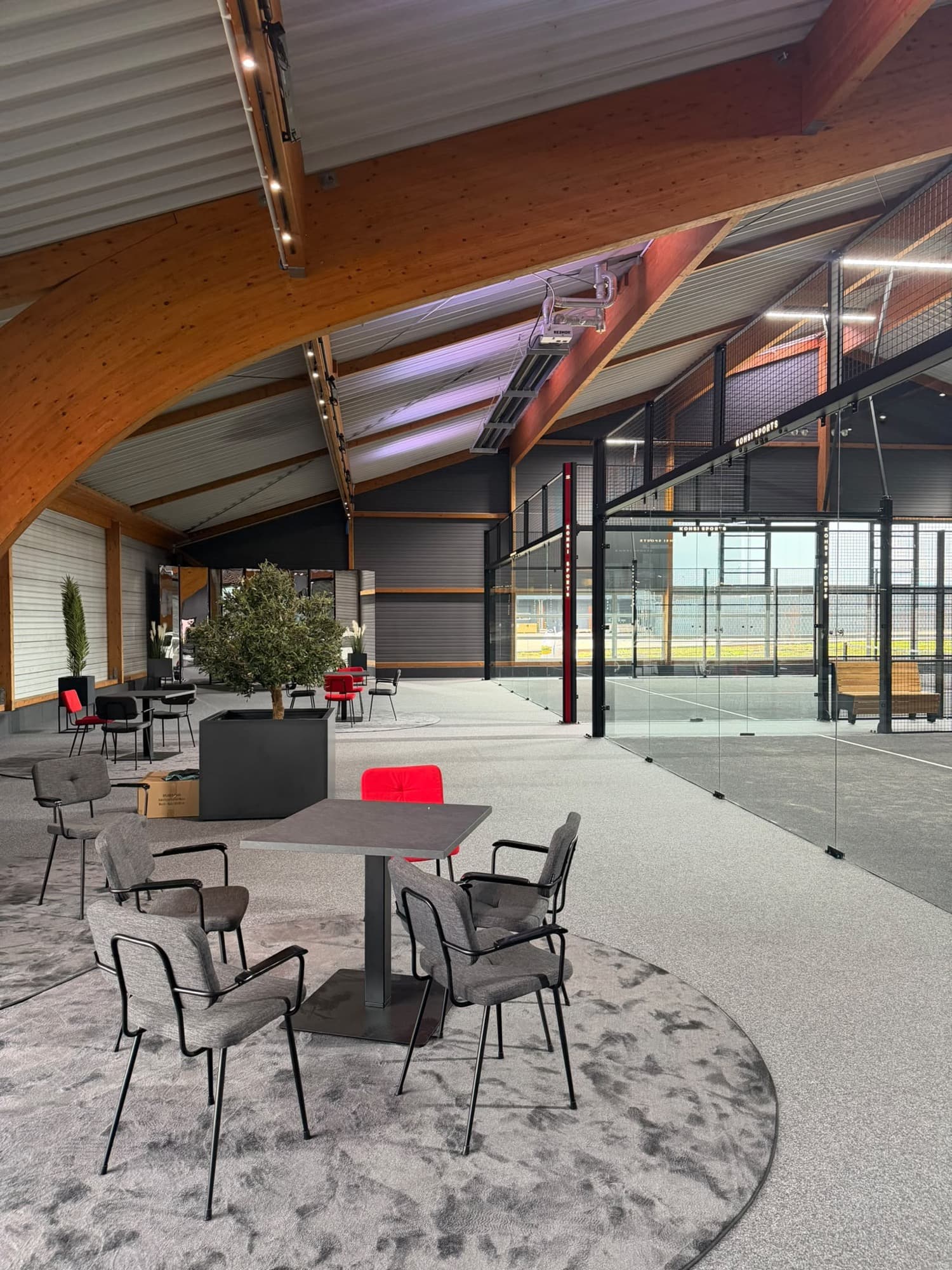 Lounge und Padel-Courts in der Padelhalle in Unna