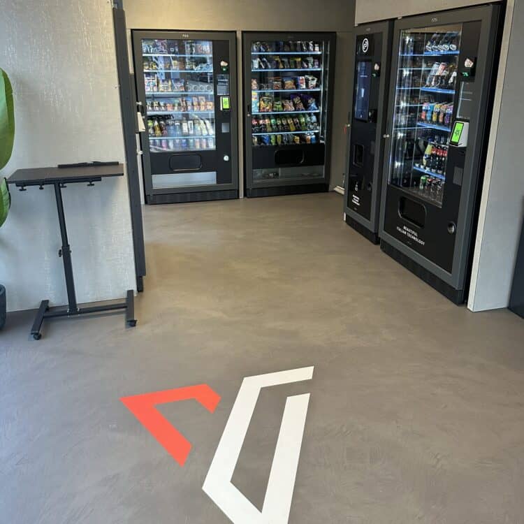 Moderne Verkaufsautomaten mit Snacks und Getränken bei Vendvibe.