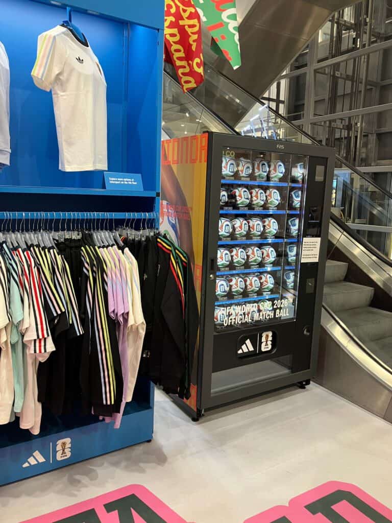 Verkaufsautomat mit FIFA World Cup 2026 Match Ball neben der Rolltreppe im adidas Store Kopenhagen
