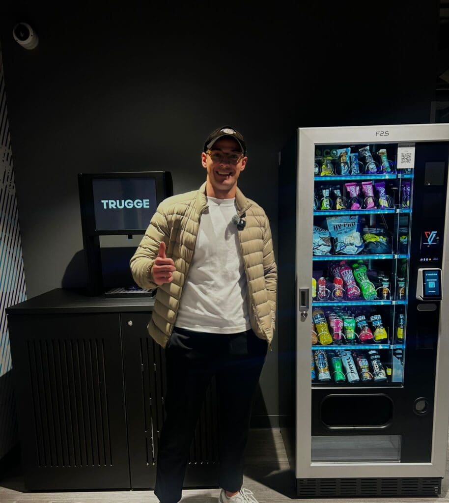 Automat mit gesunden Snacks und Getränken in einem Fitnessstudio.